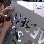 Studentin scheidet Buchstaben aus Pappe aus